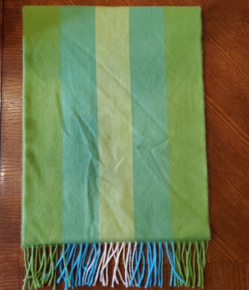 100% Cashmere Scarf, Green. Made in England. - Picture 4 of 4
